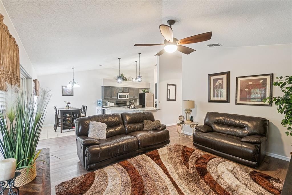 For Sale: $385,000 (3 beds, 2 baths, 1734 Square Feet)