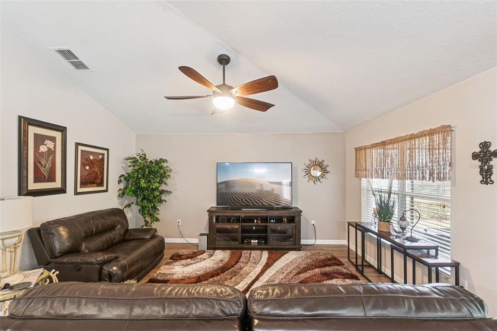 For Sale: $385,000 (3 beds, 2 baths, 1734 Square Feet)