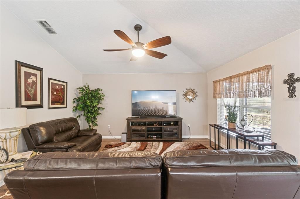 For Sale: $385,000 (3 beds, 2 baths, 1734 Square Feet)