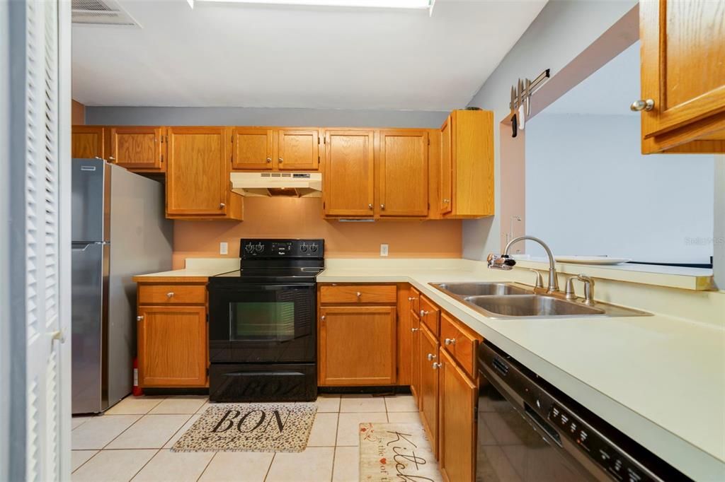 На продажу: $205,000 (2 спален, 2 ванн, 874 Квадратных фут)