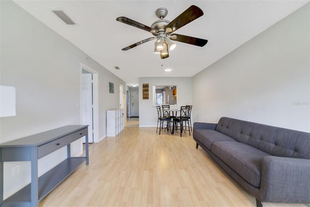 На продажу: $205,000 (2 спален, 2 ванн, 874 Квадратных фут)