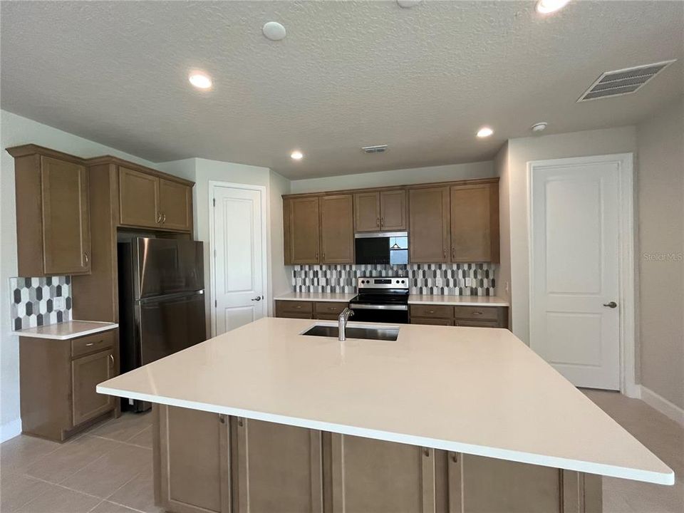 En Renta: $2,550 (4 camas, 3 baños, 2200 Pies cuadrados)