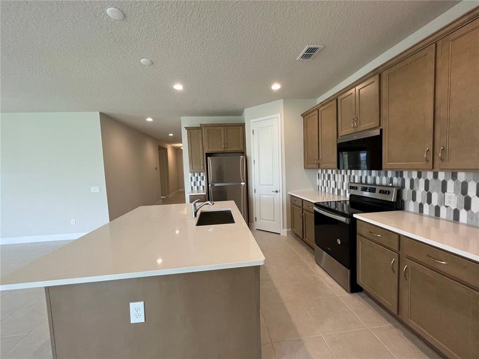 En Renta: $2,550 (4 camas, 3 baños, 2200 Pies cuadrados)