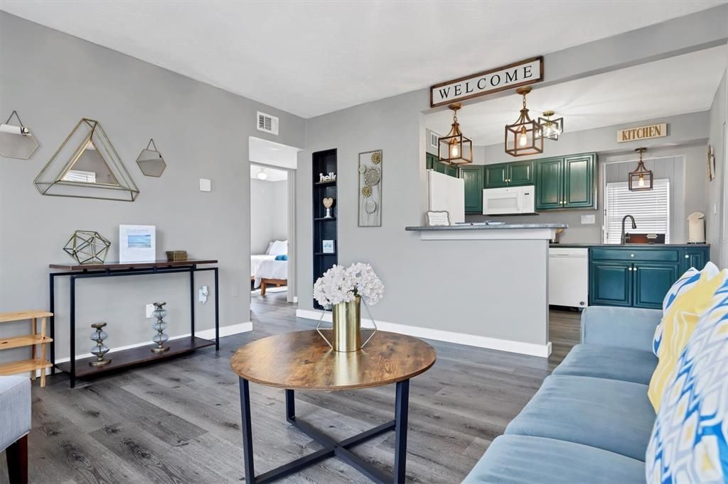 For Sale: $309,000 (2 beds, 1 baths, 910 Square Feet)