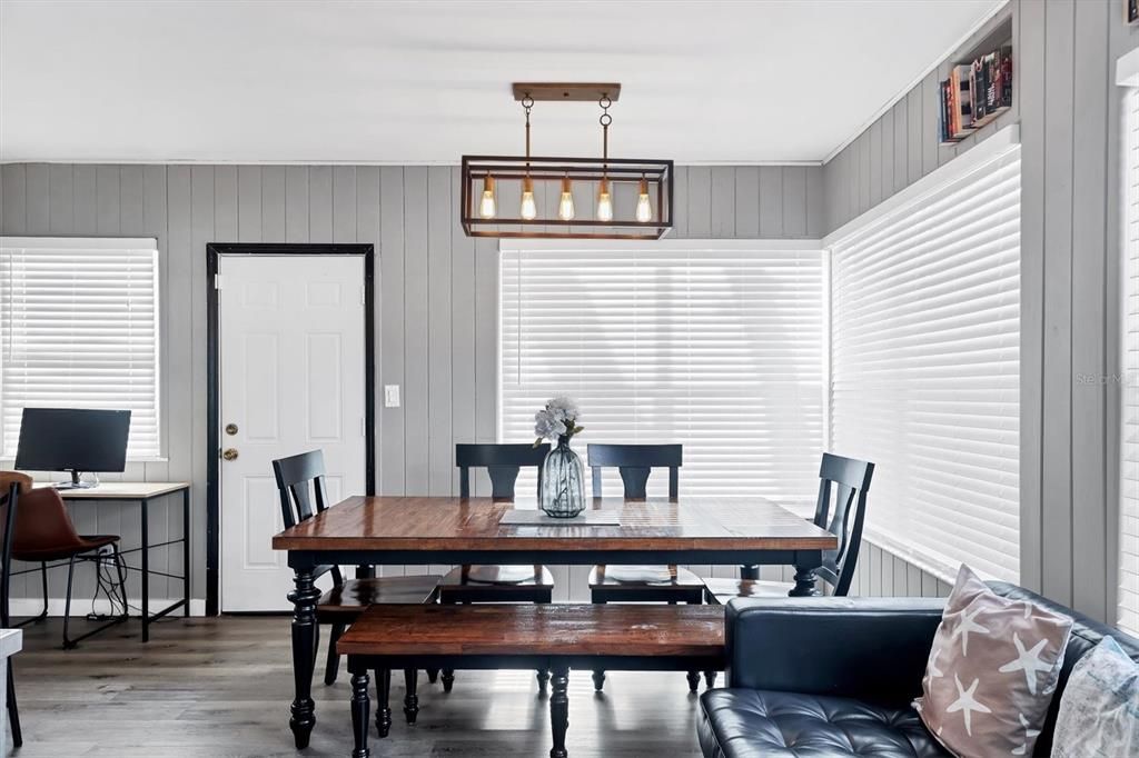 For Sale: $309,000 (2 beds, 1 baths, 910 Square Feet)