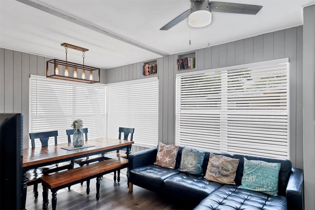 For Sale: $309,000 (2 beds, 1 baths, 910 Square Feet)