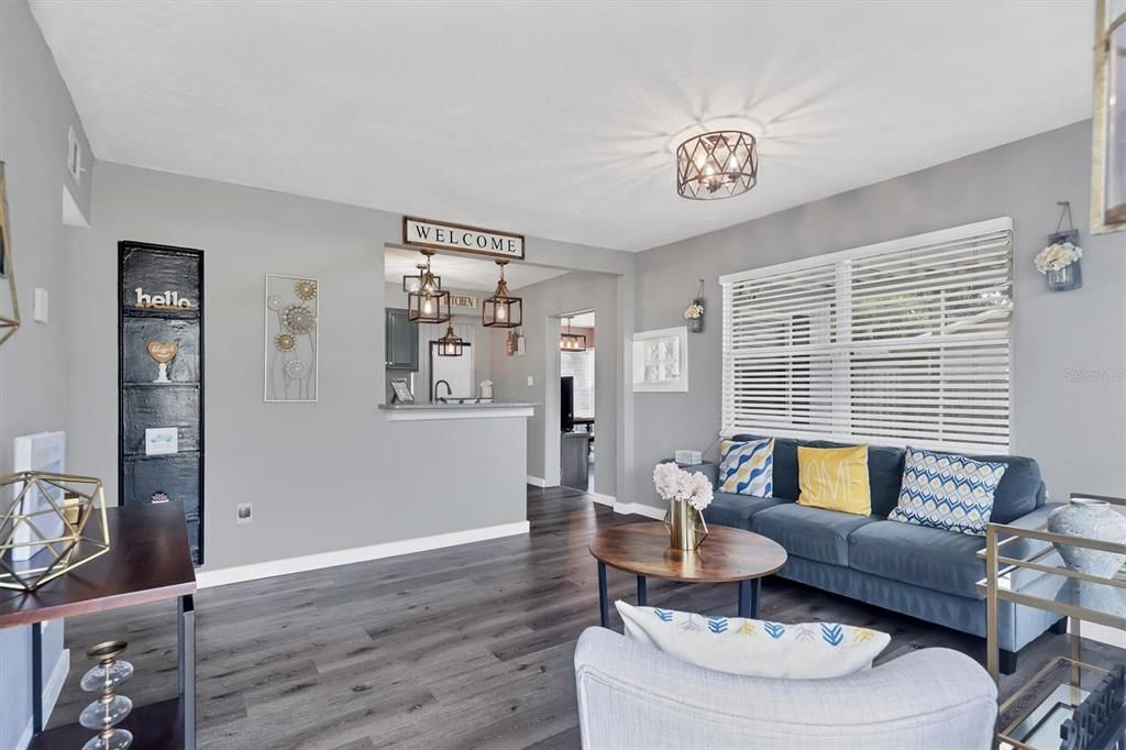 For Sale: $309,000 (2 beds, 1 baths, 910 Square Feet)