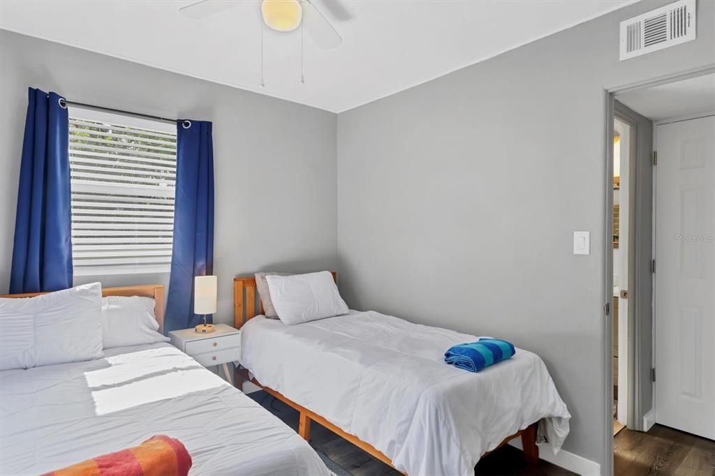 For Sale: $309,000 (2 beds, 1 baths, 910 Square Feet)