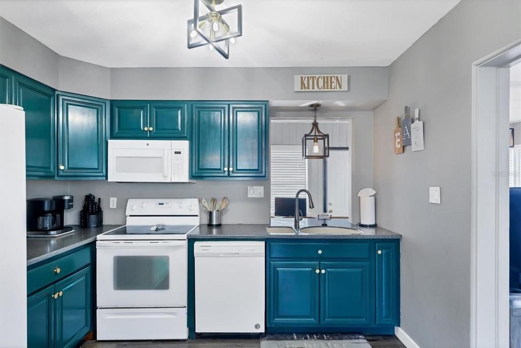 For Sale: $309,000 (2 beds, 1 baths, 910 Square Feet)