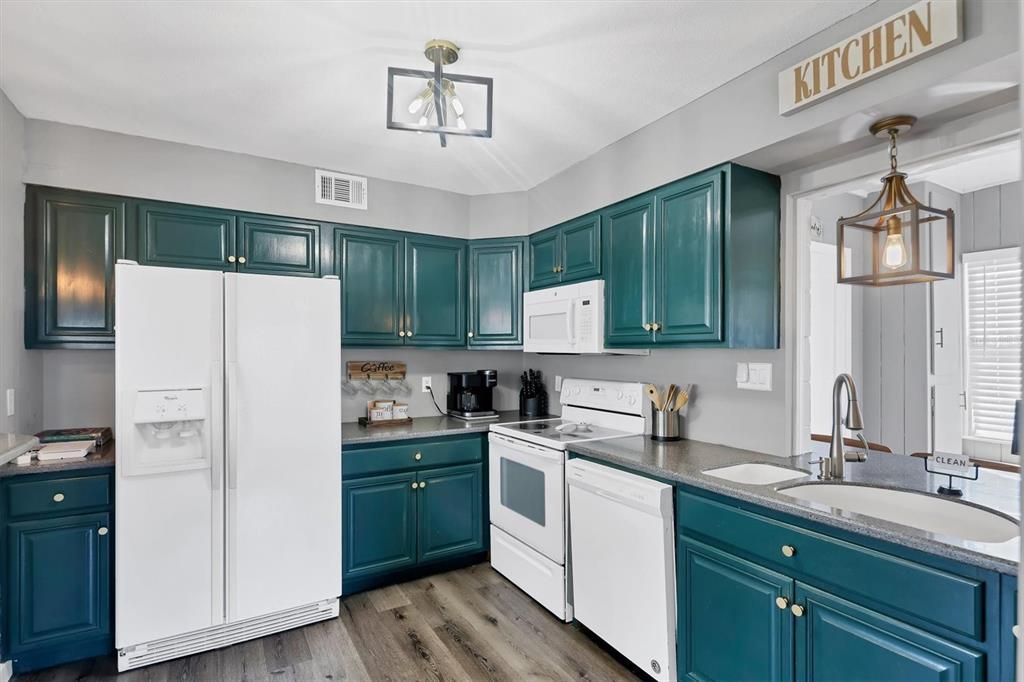 For Sale: $309,000 (2 beds, 1 baths, 910 Square Feet)