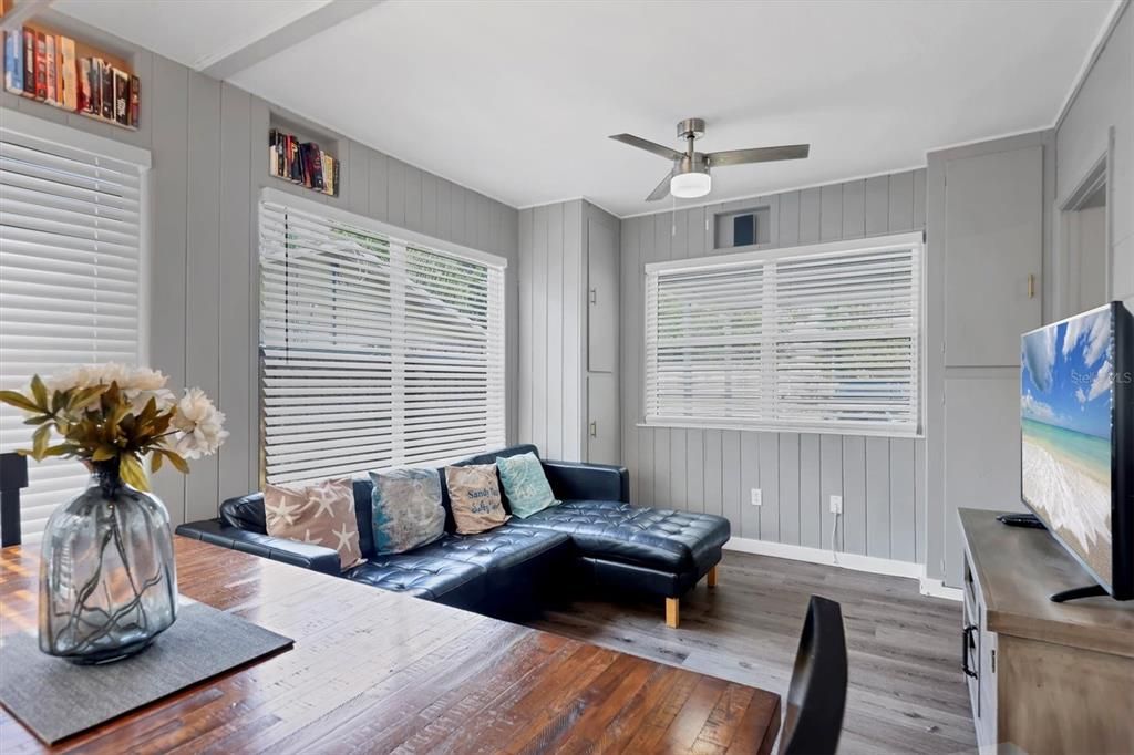 For Sale: $309,000 (2 beds, 1 baths, 910 Square Feet)