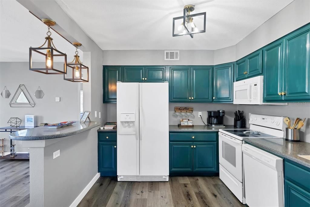 For Sale: $309,000 (2 beds, 1 baths, 910 Square Feet)