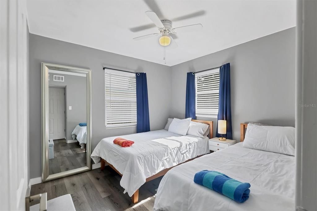 For Sale: $309,000 (2 beds, 1 baths, 910 Square Feet)