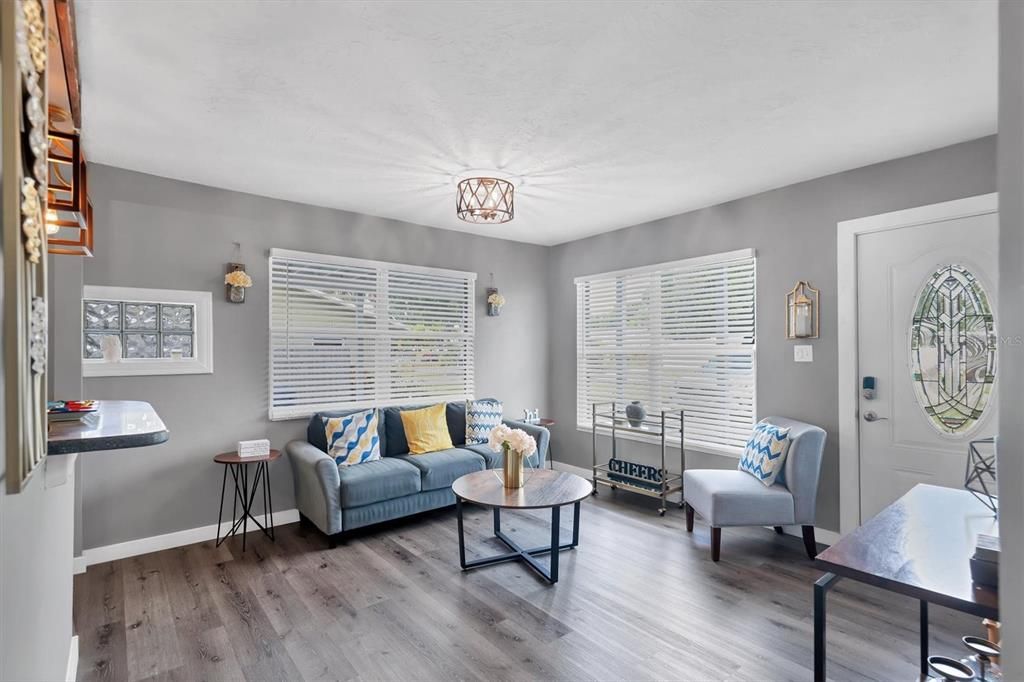 For Sale: $309,000 (2 beds, 1 baths, 910 Square Feet)