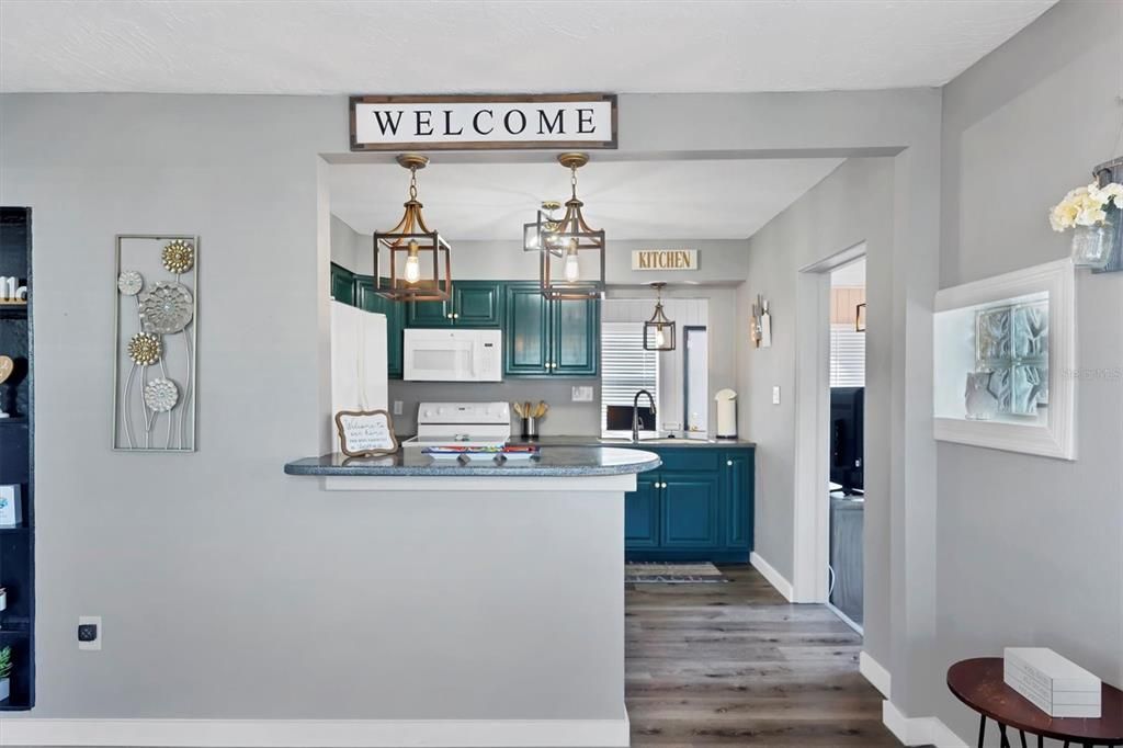 For Sale: $309,000 (2 beds, 1 baths, 910 Square Feet)