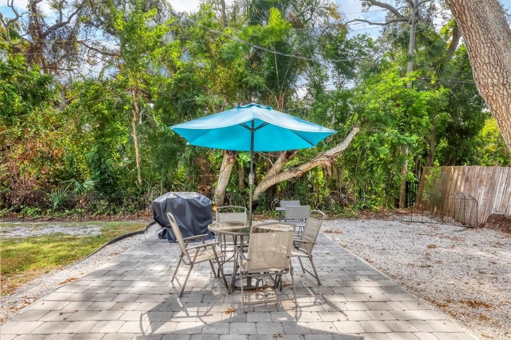 For Sale: $309,000 (2 beds, 1 baths, 910 Square Feet)