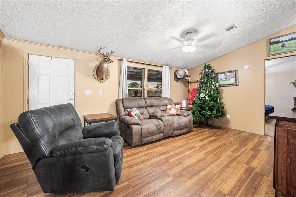 For Sale: $525,000 (4 beds, 2 baths, 1288 Square Feet)