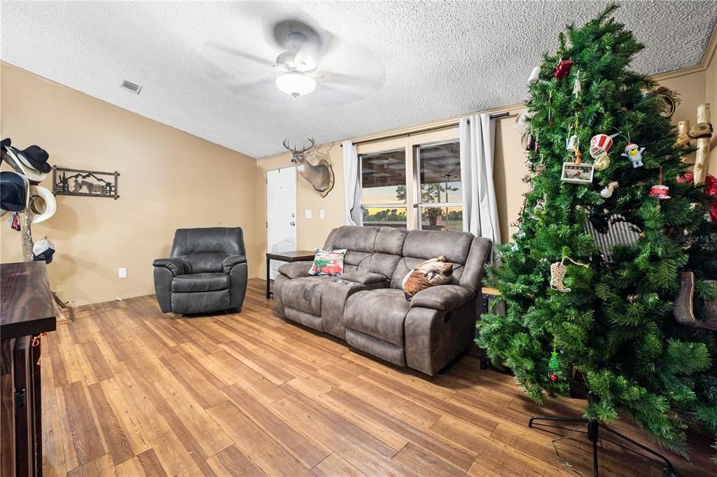 For Sale: $525,000 (4 beds, 2 baths, 1288 Square Feet)