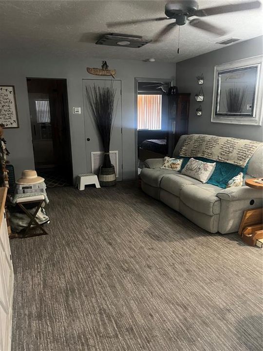 待售: $235,000 (3 贝兹, 1 浴室, 888 平方英尺)