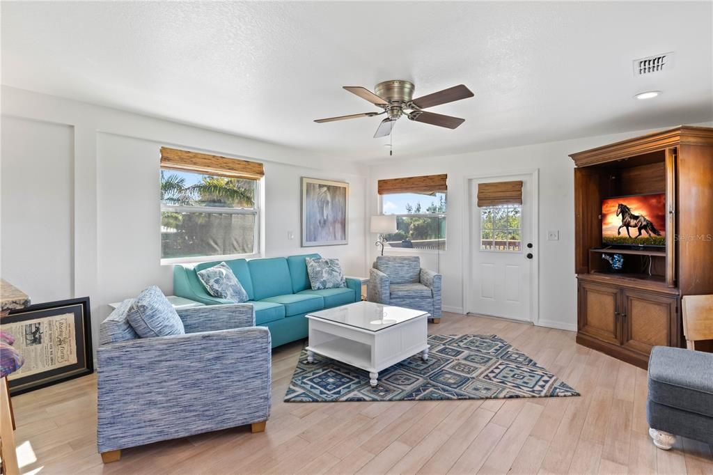 For Sale: $998,888 (2 beds, 1 baths, 1188 Square Feet)