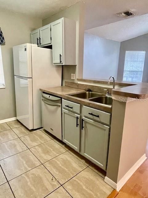 For Rent: $1,600 (2 beds, 2 baths, 998 Square Feet)