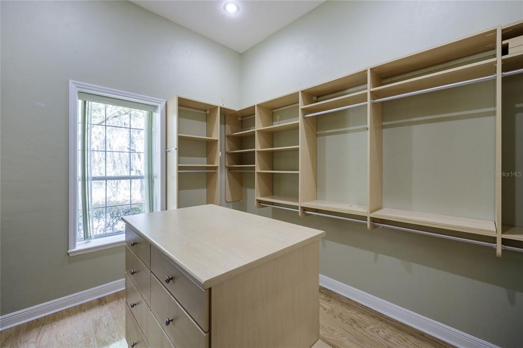 For Rent: $4,950 (5 beds, 4 baths, 5349 Square Feet)