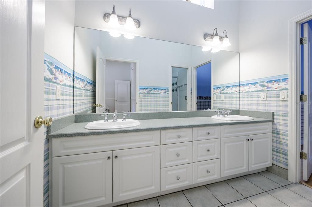 For Rent: $4,950 (5 beds, 4 baths, 5349 Square Feet)