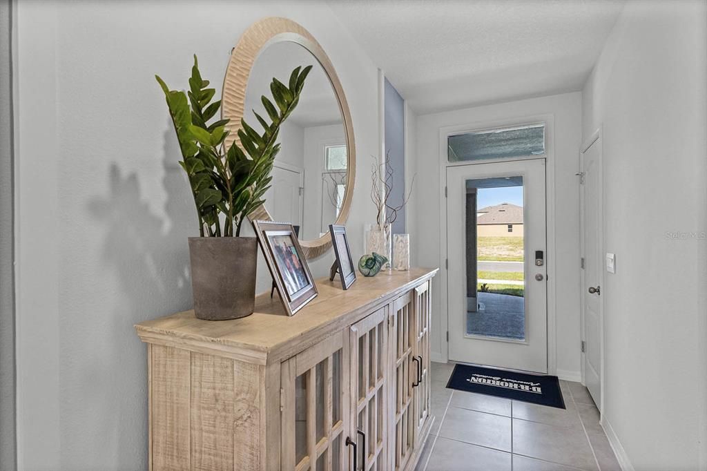 На продажу: $317,990 (4 спален, 2 ванн, 1828 Квадратных фут)