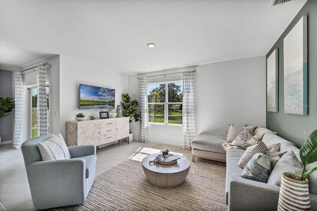 На продажу: $317,990 (4 спален, 2 ванн, 1828 Квадратных фут)