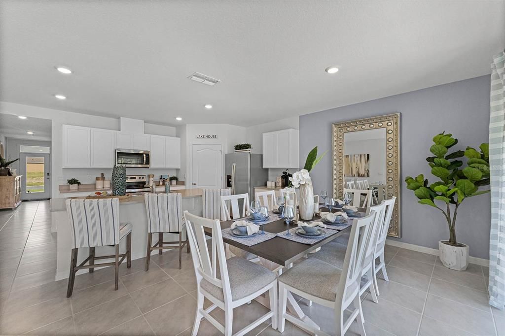 На продажу: $317,990 (4 спален, 2 ванн, 1828 Квадратных фут)