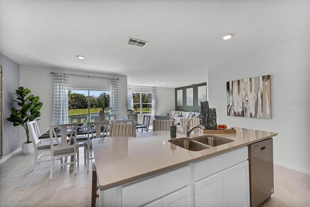 На продажу: $317,990 (4 спален, 2 ванн, 1828 Квадратных фут)