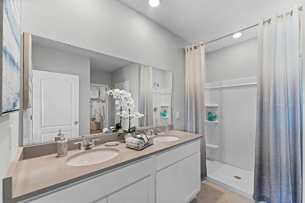 На продажу: $317,990 (4 спален, 2 ванн, 1828 Квадратных фут)