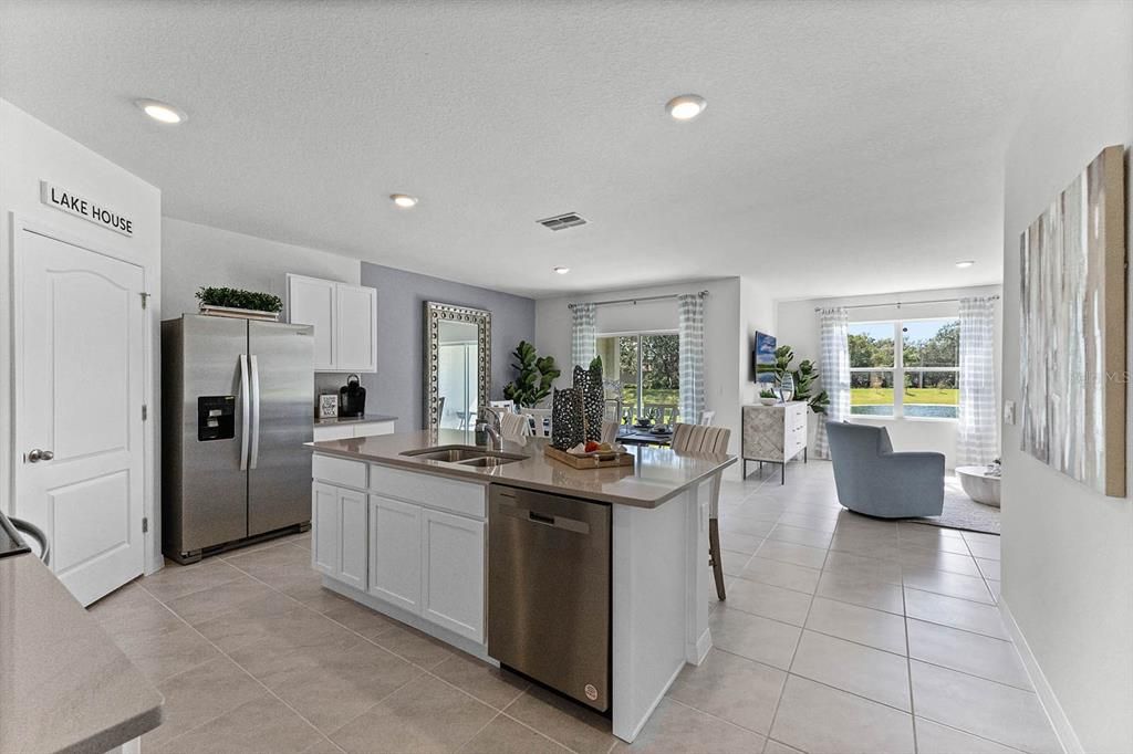 На продажу: $317,990 (4 спален, 2 ванн, 1828 Квадратных фут)