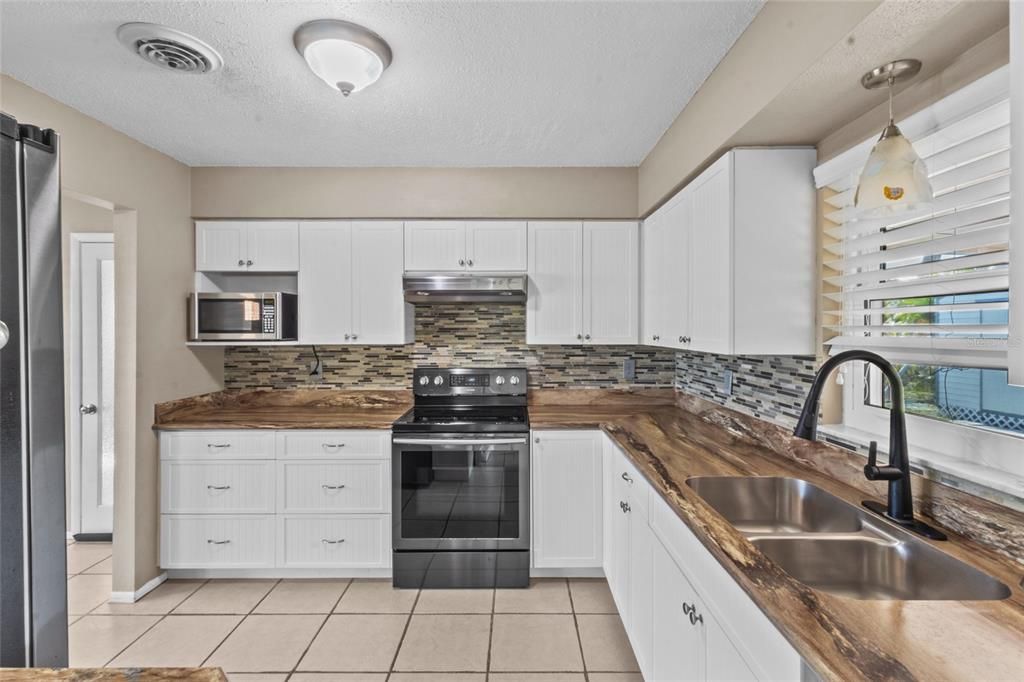 For Sale: $249,900 (2 beds, 2 baths, 1138 Square Feet)