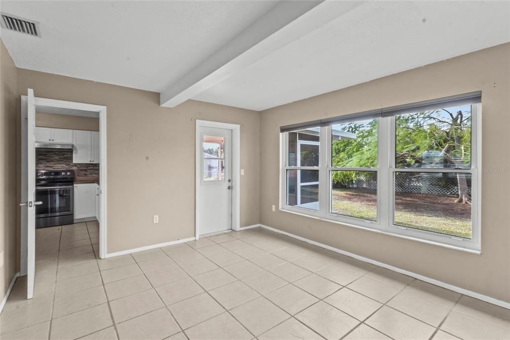 For Sale: $249,900 (2 beds, 2 baths, 1138 Square Feet)