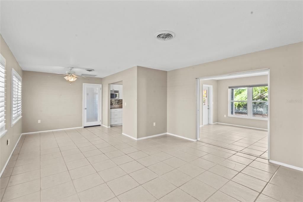 For Sale: $249,900 (2 beds, 2 baths, 1138 Square Feet)