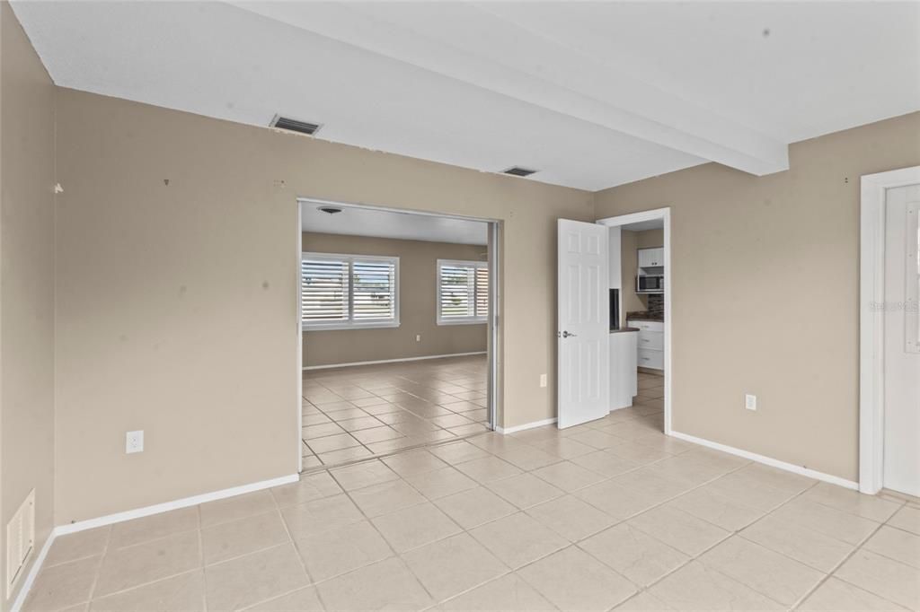 For Sale: $249,900 (2 beds, 2 baths, 1138 Square Feet)