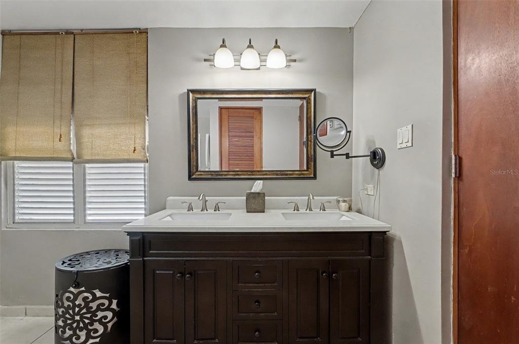 For Sale: $1,315,000 (3 beds, 3 baths, 2500 Square Feet)