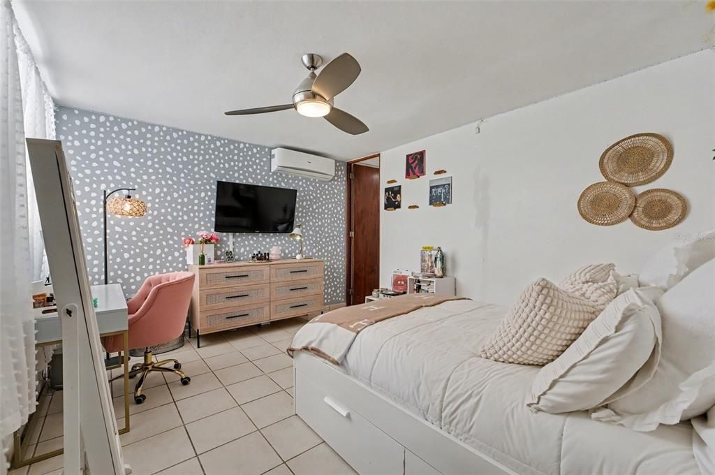 For Sale: $1,315,000 (3 beds, 3 baths, 2500 Square Feet)