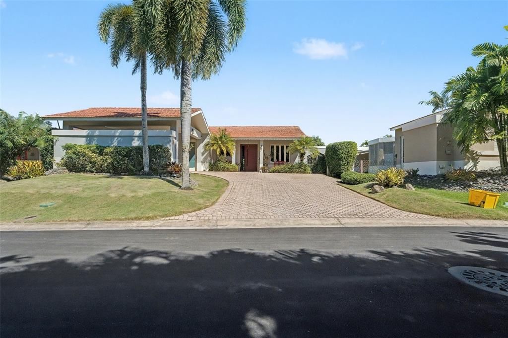 For Sale: $1,315,000 (3 beds, 3 baths, 2500 Square Feet)