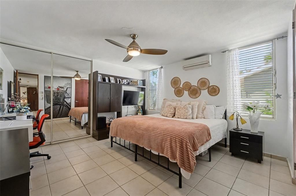 For Sale: $1,315,000 (3 beds, 3 baths, 2500 Square Feet)