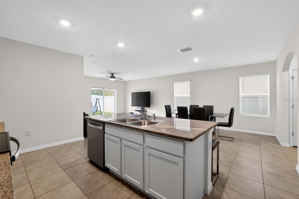 En Venta: $449,950 (5 camas, 3 baños, 2447 Pies cuadrados)