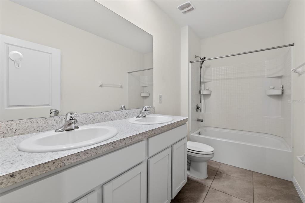 En Venta: $449,950 (5 camas, 3 baños, 2447 Pies cuadrados)