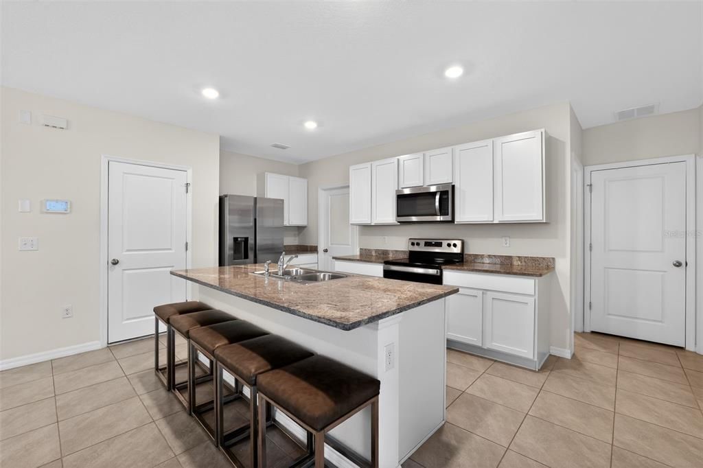 En Venta: $449,950 (5 camas, 3 baños, 2447 Pies cuadrados)