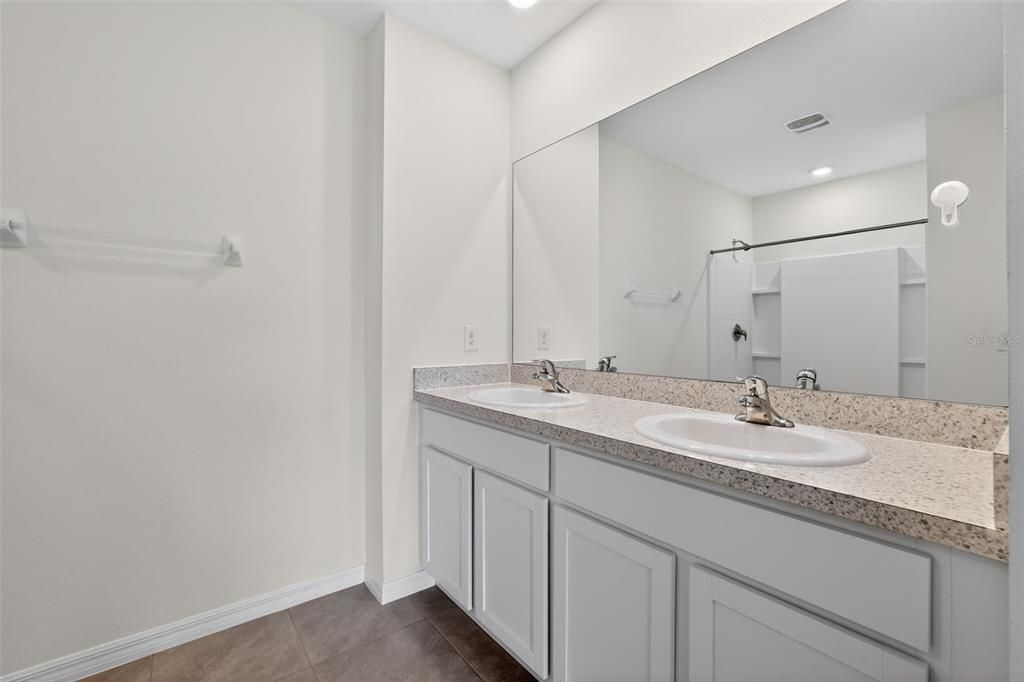 En Venta: $449,950 (5 camas, 3 baños, 2447 Pies cuadrados)