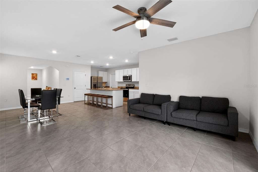 En Venta: $449,950 (5 camas, 3 baños, 2447 Pies cuadrados)