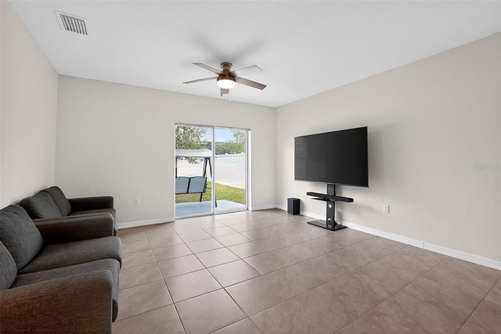 En Venta: $449,950 (5 camas, 3 baños, 2447 Pies cuadrados)