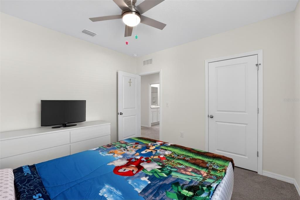 En Venta: $449,950 (5 camas, 3 baños, 2447 Pies cuadrados)