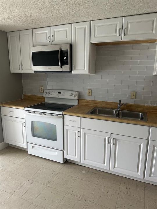 На продажу: $189,900 (2 спален, 2 ванн, 1032 Квадратных фут)