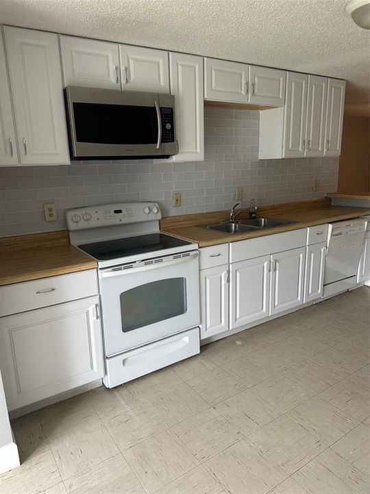 На продажу: $189,900 (2 спален, 2 ванн, 1032 Квадратных фут)